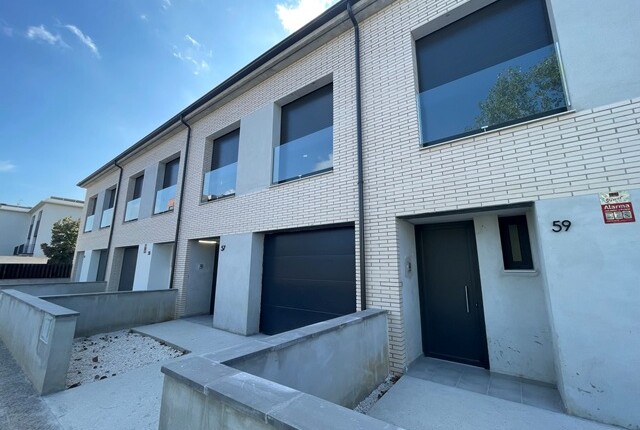 Espais III a Sarrià de Ter: Lliurament de 5 Cases en Filera amb Disseny i Confort